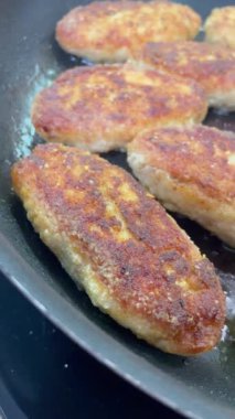 Ukrayna usulü leziz kızarmış et pirzolası. Yağlı tavada ekmek kırıntıları.