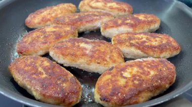 Ukrayna usulü leziz kızarmış et pirzolası. Yağlı tavada ekmek kırıntıları.