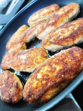 Ukrayna usulü leziz kızarmış et pirzolası. Yağlı tavada ekmek kırıntıları.