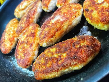 Ukrayna usulü leziz kızarmış et pirzolası. Yağlı tavada ekmek kırıntıları.