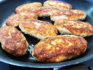 Ukrayna usulü leziz kızarmış et pirzolası. Yağlı tavada ekmek kırıntıları.