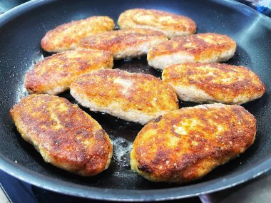 Ukrayna usulü leziz kızarmış et pirzolası. Yağlı tavada ekmek kırıntıları.