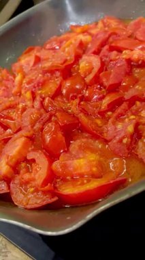 Domatesler yağ dolu bir tavada pişirilir.