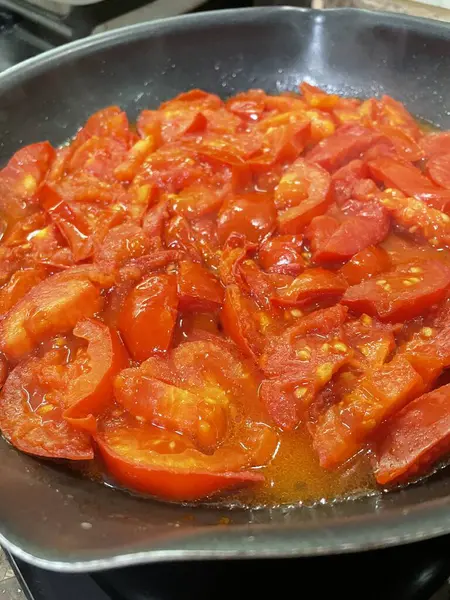 Domatesler yağ dolu bir tavada pişirilir.