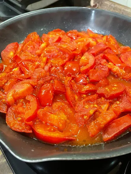 Domatesler yağ dolu bir tavada pişirilir.