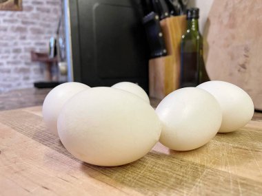 Tavuk yumurtaları mutfakta, masada, organik yiyecekler, pişirme