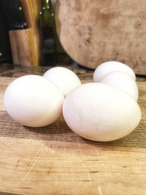 Tavuk yumurtaları mutfakta, masada, organik yiyecekler, pişirme