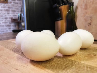 Tavuk yumurtaları mutfakta, masada, organik yiyecekler, pişirme