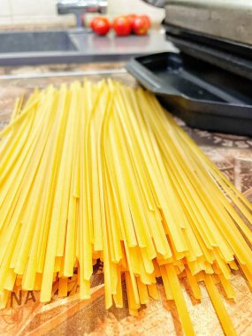 Erişteler, mutfaktaki masada spagetti, yemek, makarna, Ukrayna 'dan selamlar.