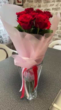 Kırmızı gül buketi yakın, romantik güller, çiçekler, aşkı hissetmek, aşık olmak