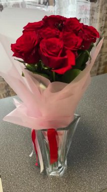 Kırmızı gül buketi yakın, romantik güller, çiçekler, aşkı hissetmek, aşık olmak