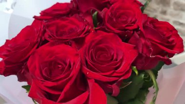 Kırmızı gül buketi yakın, romantik güller, çiçekler, aşkı hissetmek, aşık olmak