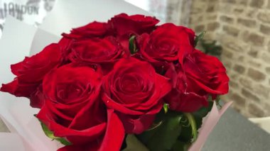 Kırmızı gül buketi yakın, romantik güller, çiçekler, aşkı hissetmek, aşık olmak