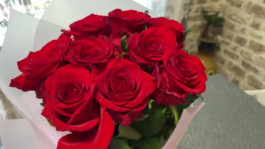 Kırmızı gül buketi yakın, romantik güller, çiçekler, aşkı hissetmek, aşık olmak