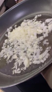 Tavada yağda kızartılmış beyaz soğan.