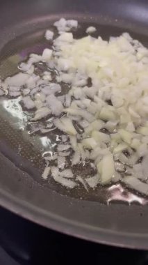 Tavada yağda kızartılmış beyaz soğan.