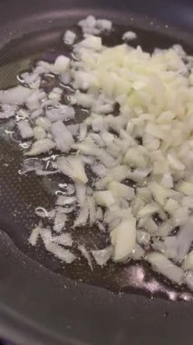 Tavada yağda kızartılmış beyaz soğan.