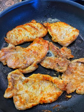 Tavada kızarmış domuz pirzolası, et.