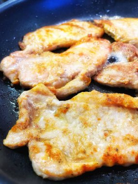 Tavada kızarmış domuz pirzolası, et.