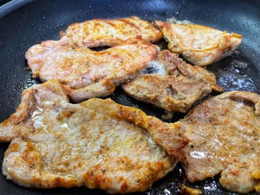 Tavada kızarmış domuz pirzolası, et.
