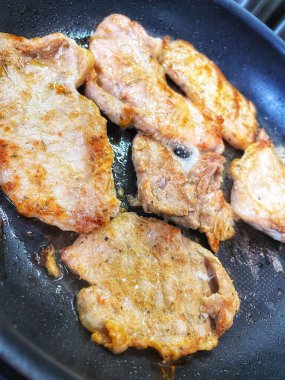 Tavada kızarmış domuz pirzolası, et.