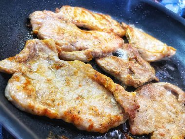 Tavada kızarmış domuz pirzolası, et.