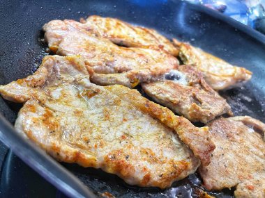 Tavada kızarmış domuz pirzolası, et.