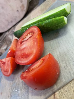 Tahtada taze domatesler