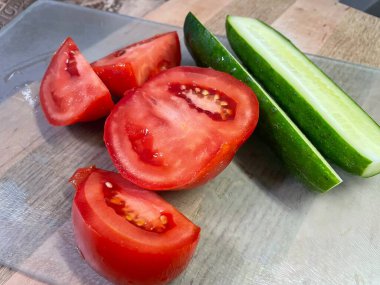 Tahtada dilimlenmiş taze domates.