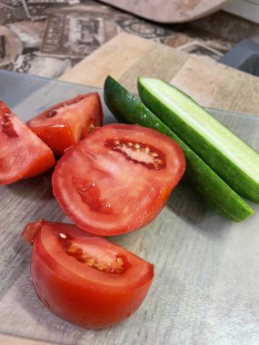 Taze kırmızı ve yeşil domatesler beyaz tabakta