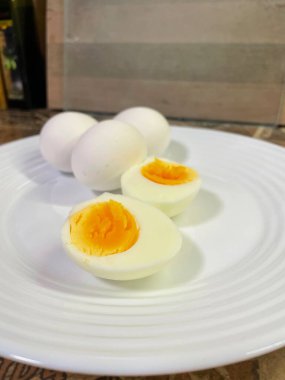 Beyaz bir tabakta haşlanmış yumurta, kahvaltı, öğle yemeği.