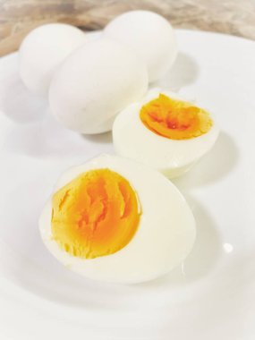 bir tabağa haşlanmış yumurta