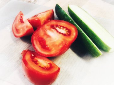 Beyaz arkaplanda taze domates