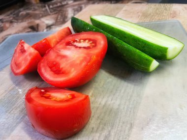 Tahta bir masada taze sebzeler.