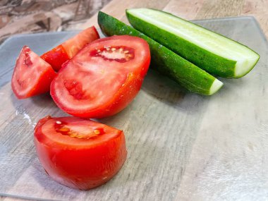 Tahtada domates ve salatalık.