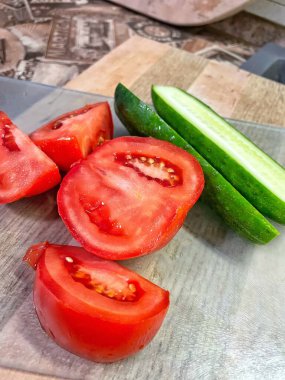 Tahtada taze domatesler