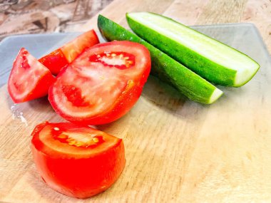 Taze sebze ve baharatları kapatın.