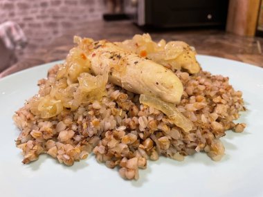 Ukrayna mutfağı: Tavuklu karabuğday lapası, baharatlı sotelenmiş soğanlı fileto, Ukrayna 