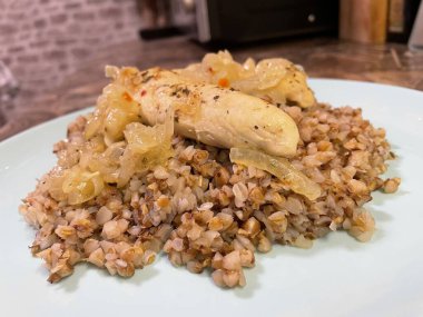 Ukrayna mutfağı: Tavuklu karabuğday lapası, baharatlı sotelenmiş soğanlı fileto
