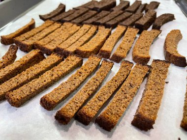 Kurutulmuş ekmek, krakerler, Ukrayna emekliliği veya maaşıyla nasıl hayatta kalınır; Ukrayna 'daki emekliler; yoksul insanlar; ucuz yiyecekler, açlık, yoksulluk, az para