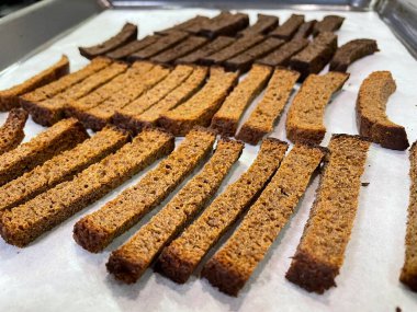 Kurutulmuş ekmek, krakerler, Ukrayna emekliliği veya maaşıyla nasıl hayatta kalınır; Ukrayna 'daki emekliler; yoksul insanlar; ucuz yiyecekler, açlık, yoksulluk, az para