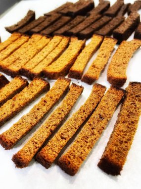 Kurutulmuş ekmek, krakerler, Ukrayna emekliliği veya maaşıyla nasıl hayatta kalınır; Ukrayna 'daki emekliler; yoksul insanlar; ucuz yiyecekler, açlık, yoksulluk, az para