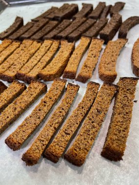 Kurutulmuş ekmek, krakerler, Ukrayna emekliliği veya maaşıyla nasıl hayatta kalınır; Ukrayna 'daki emekliler; yoksul insanlar; ucuz yiyecekler, açlık, yoksulluk, az para