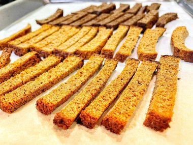 Kurutulmuş ekmek, krakerler, Ukrayna emekliliği veya maaşıyla nasıl hayatta kalınır; Ukrayna 'daki emekliler; yoksul insanlar; ucuz yiyecekler, açlık, yoksulluk, az para