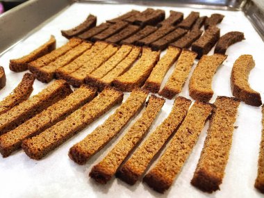 Kurutulmuş ekmek, krakerler, Ukrayna emekliliği veya maaşıyla nasıl hayatta kalınır; Ukrayna 'daki emekliler; yoksul insanlar; ucuz yiyecekler, açlık, yoksulluk, az para