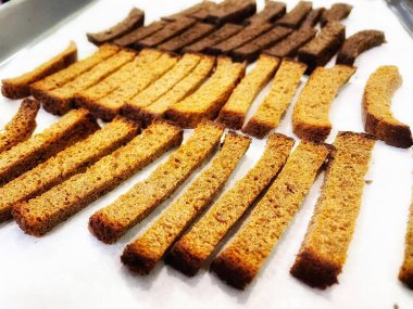 Kurutulmuş ekmek, krakerler, Ukrayna emekliliği veya maaşıyla nasıl hayatta kalınır; Ukrayna 'daki emekliler; yoksul insanlar; ucuz yiyecekler, açlık, yoksulluk, az para