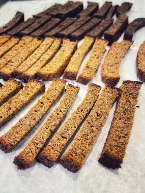 Kurutulmuş ekmek, krakerler, Ukrayna emekliliği veya maaşıyla nasıl hayatta kalınır; Ukrayna 'daki emekliler; yoksul insanlar; ucuz yiyecekler, açlık, yoksulluk, az para