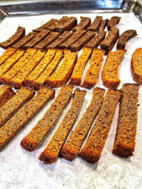 Kurutulmuş ekmek, krakerler, Ukrayna emekliliği veya maaşıyla nasıl hayatta kalınır; Ukrayna 'daki emekliler; yoksul insanlar; ucuz yiyecekler, açlık, yoksulluk, az para