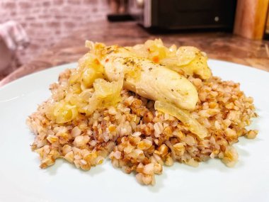 Ukrayna mutfağı: Tavuklu karabuğday lapası, baharatlı sotelenmiş soğanlı fileto