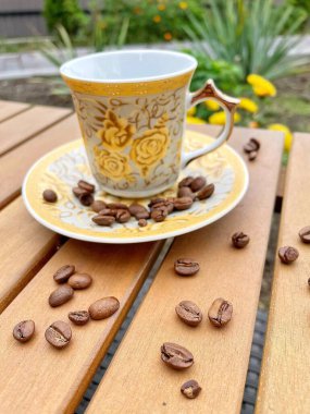 Sonbahar, altın fincan ve çay tabağı içinde kahve ve tahıllar, doğa, Ukrayna, Ukrayna çiçekleri, bahçede açık hava; eşsiz ve özel bir fotoğraf